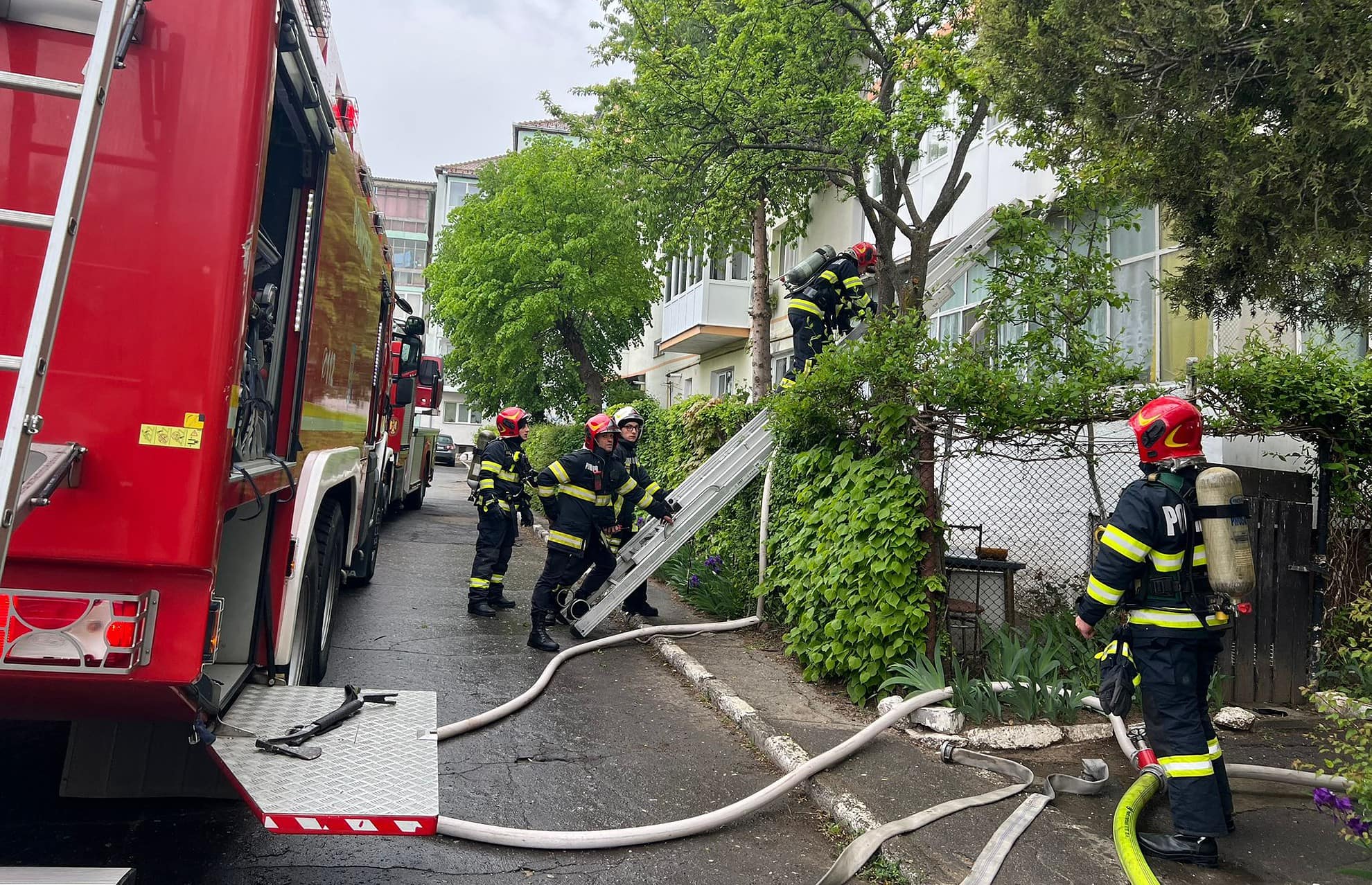 FOTO: Incendiu într-un apartament pe strada Arieșului - Bărbat găsit inconștient în locuință