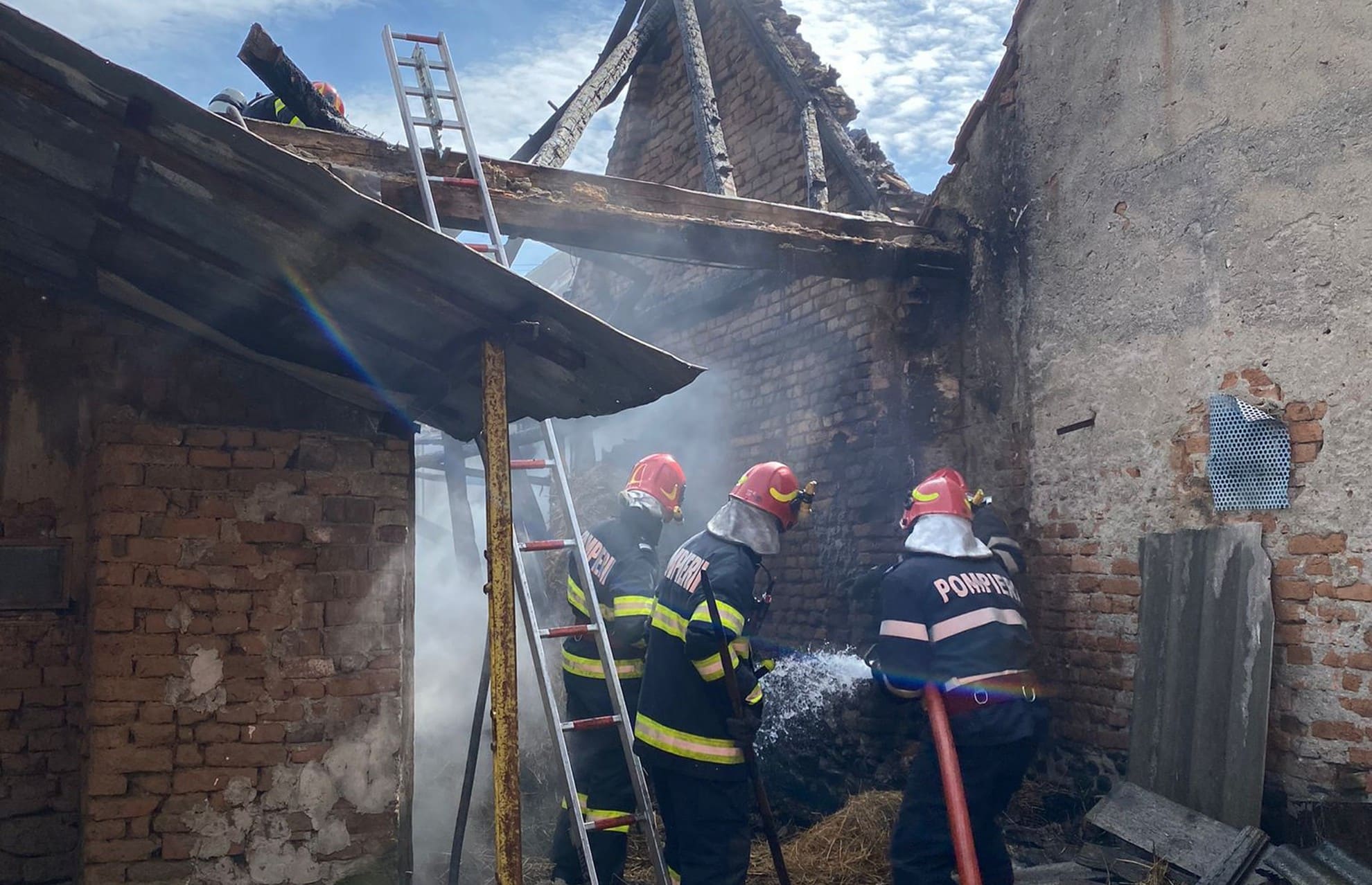 foto: patru incendii stinse de pompierii sibieni în weekend - o șură și tomberoane, distruse de flăcări