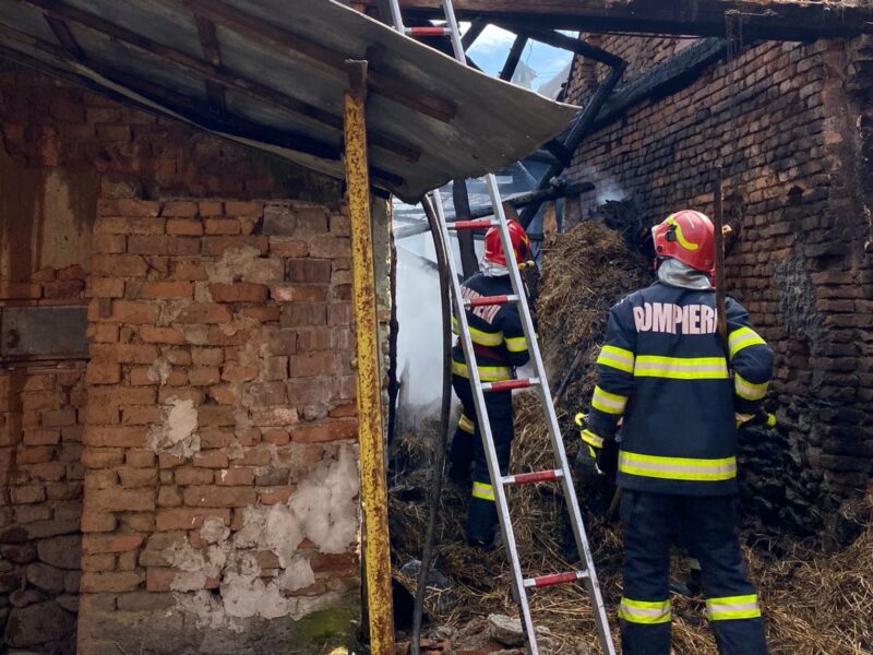 foto: patru incendii stinse de pompierii sibieni în weekend - o șură și tomberoane, distruse de flăcări