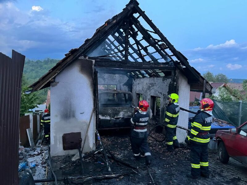 FOTO: Cinci incendii stinse de pompieri în weekend - Fetiță cu arsuri pe corp, dusă la spital