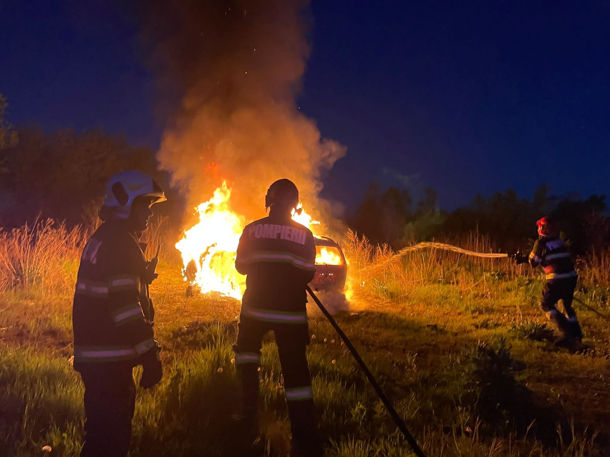 mașină incendiată pe un câmp din zona străzii orzului