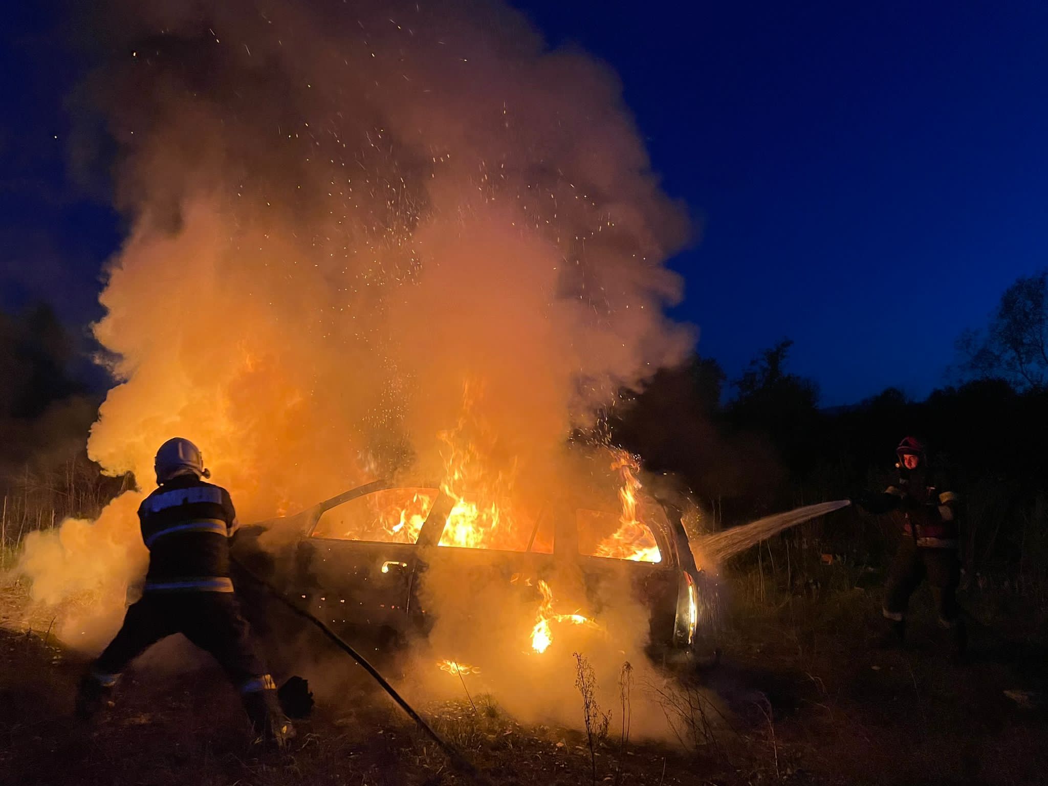 mașină incendiată pe un câmp din zona străzii orzului