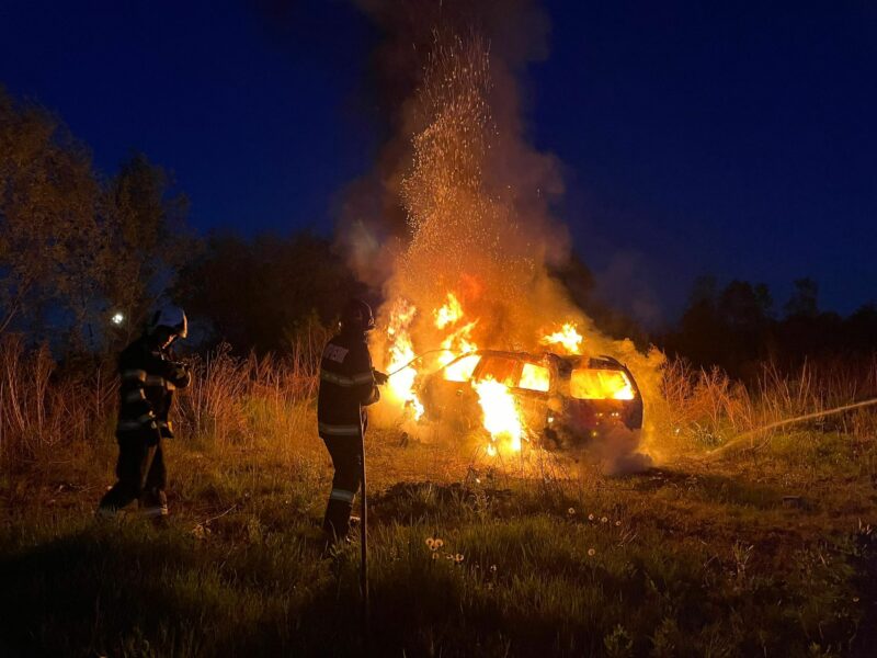 mașină incendiată pe un câmp din zona străzii orzului