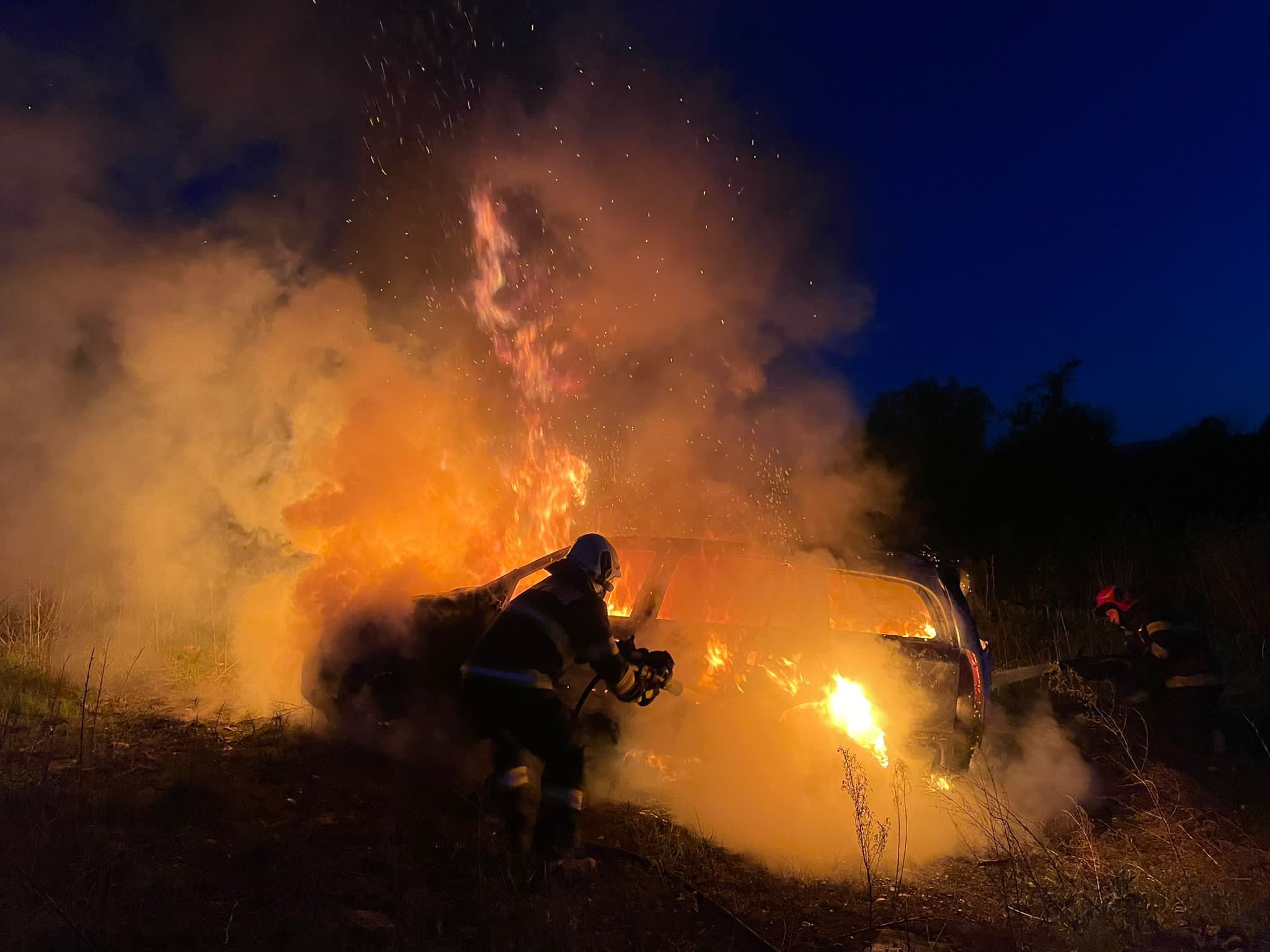 mașină incendiată pe un câmp din zona străzii orzului