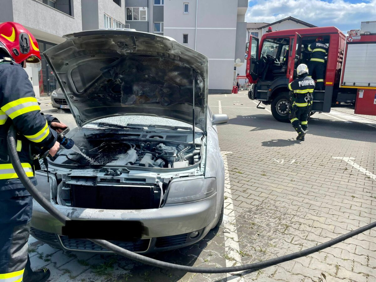 FOTO: Mașină în flăcări în Cartierul Arhitecților