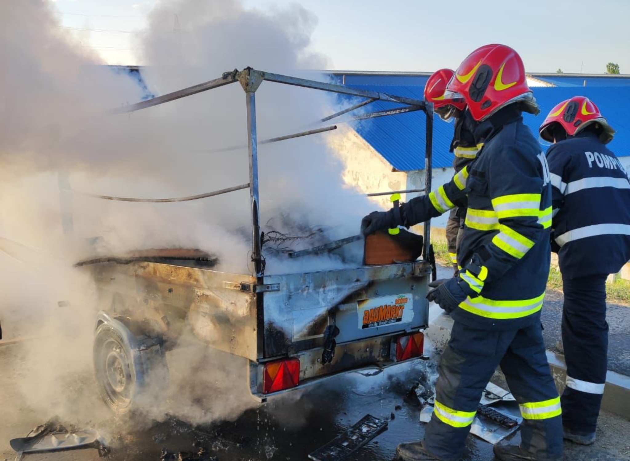 Incendiu la ieșire din Sibiu spre Cisnădie - A luat foc remorca unei mașini