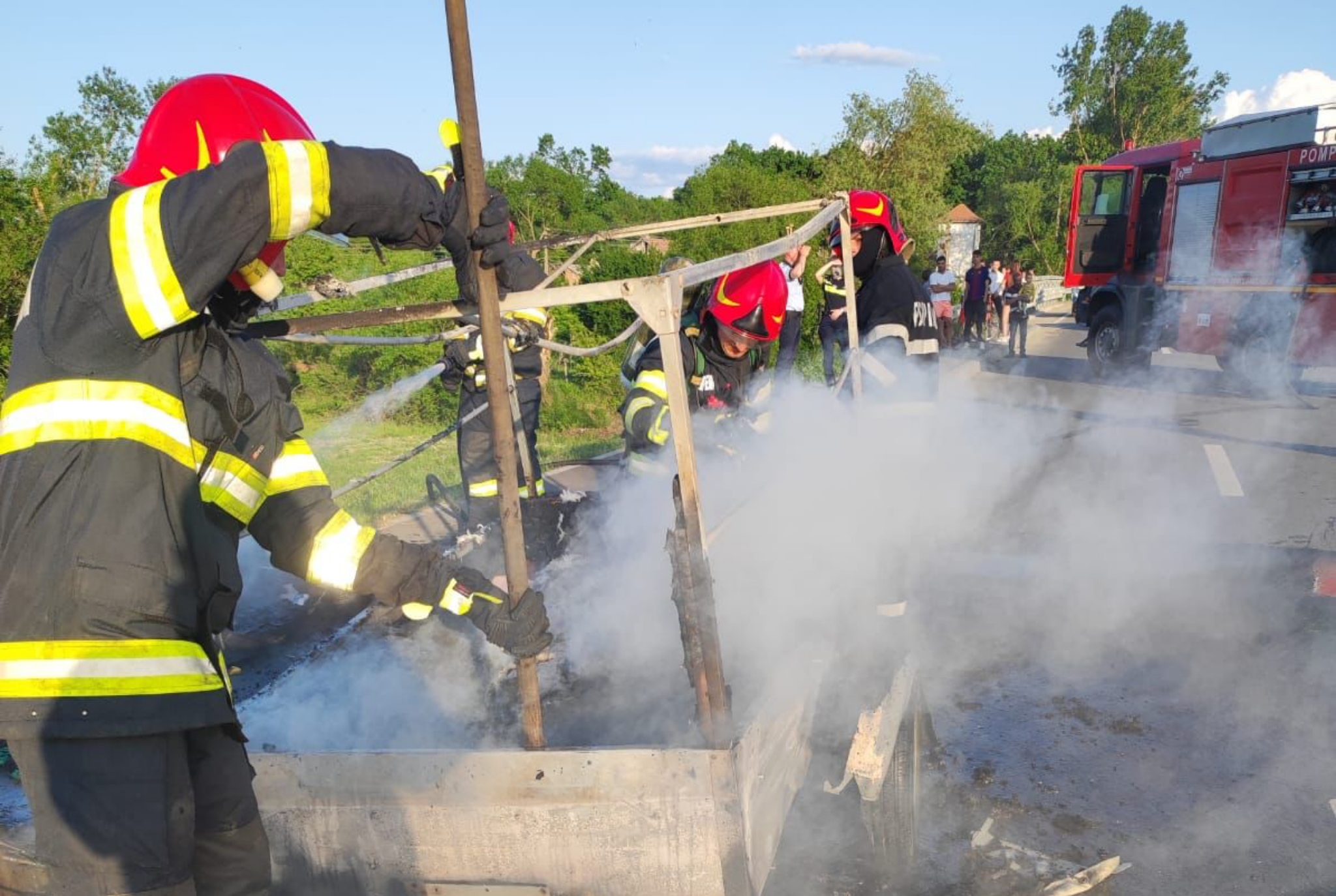 Incendiu la ieșire din Sibiu spre Cisnădie - A luat foc remorca unei mașini