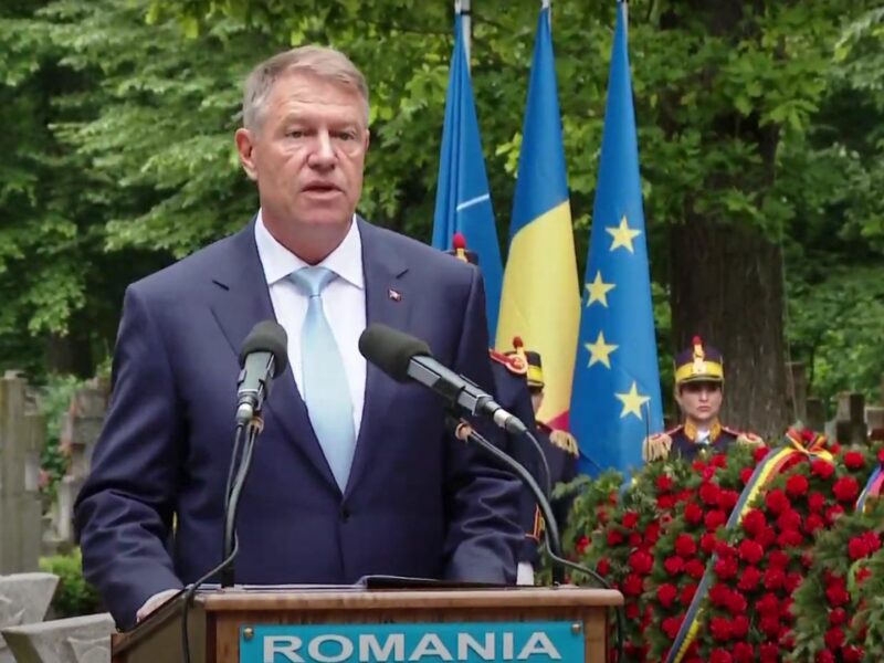 video klaus iohannis a participat la festivitățile de ziua eroilor la sibiu - „națiunea română vă este recunoscătoare”