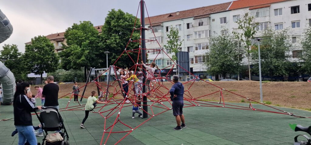 noi locuri de joacă inaugurate pe 1 iunie la sibiu - unul pentru copii, altul pentru câini