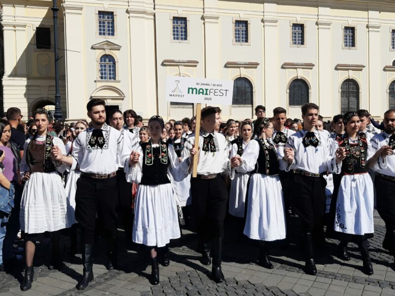 FOTO VIDEO Sute de oameni în centrul Sibiului la „Maifest” - Sărbătoarea sașilor punctată cu muzică de fanfară, defilări și dansuri tradiționale