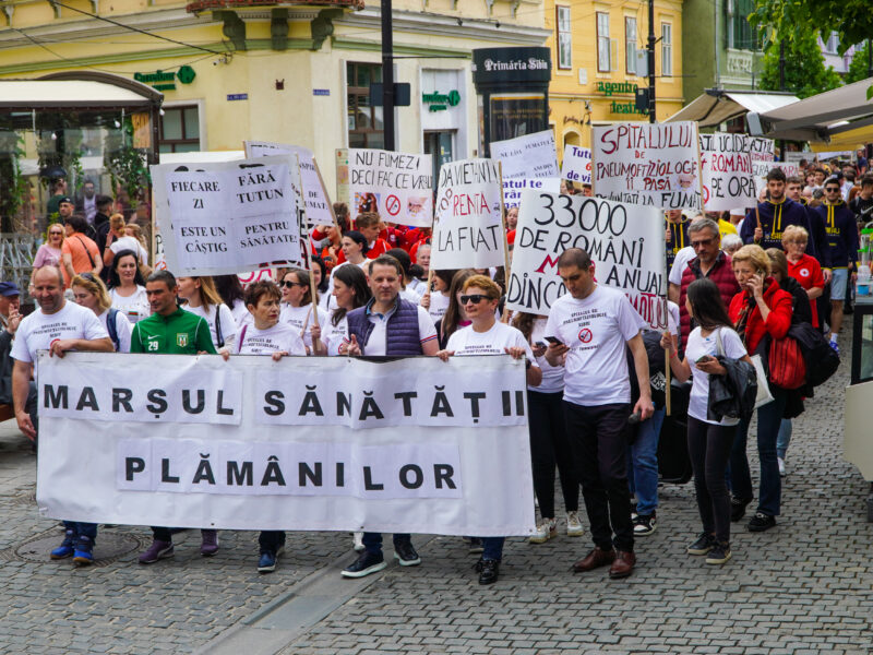 foto video sute de sibieni la „marșul sănătății plămânilor” - le-au dat mere fumătorilor și au ars țigările în piața mare