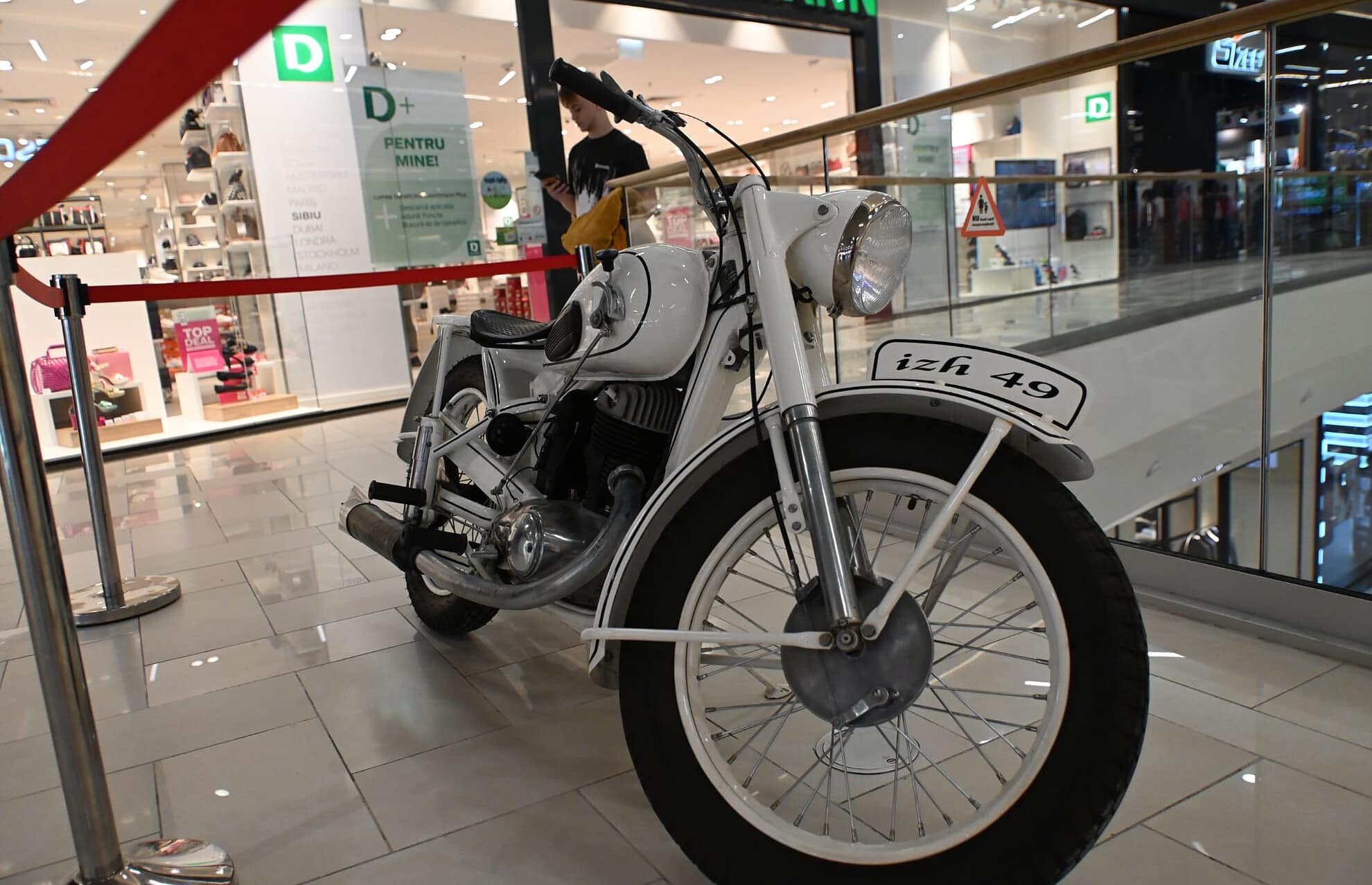 FOTO: Motociclete unice, construite de la zero, expuse în Promenada Mall la Sibiu Bike Show