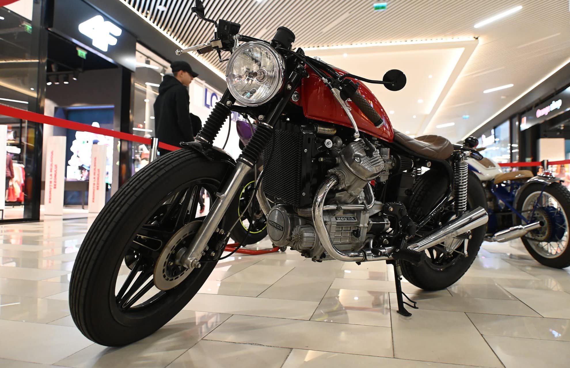 FOTO: Motociclete unice, construite de la zero, expuse în Promenada Mall la Sibiu Bike Show