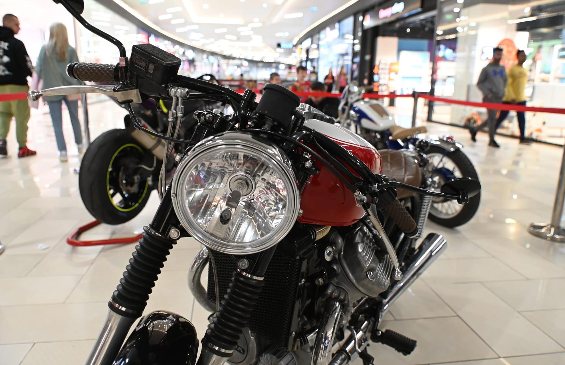 FOTO: Motociclete unice, construite de la zero, expuse în Promenada Mall la Sibiu Bike Show