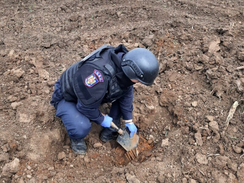 FOTO: Muniție de război găsită pe un teren agricol din Bârghiș