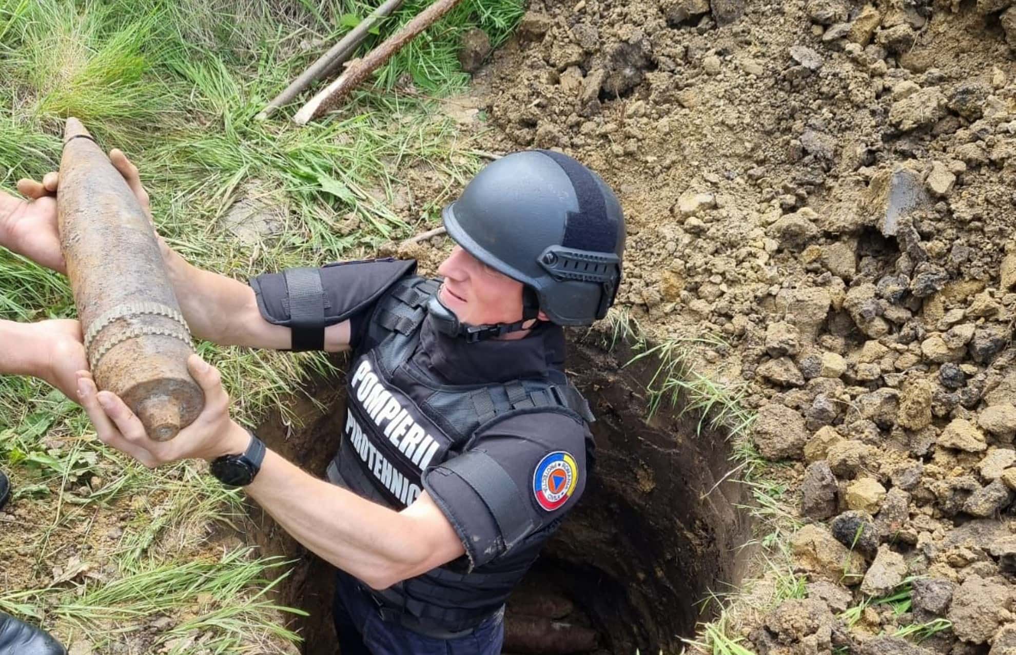 FOTO: Proiectile, grenade și cartușe distruse de echipa pirotehnică în poligonul din Gușterița