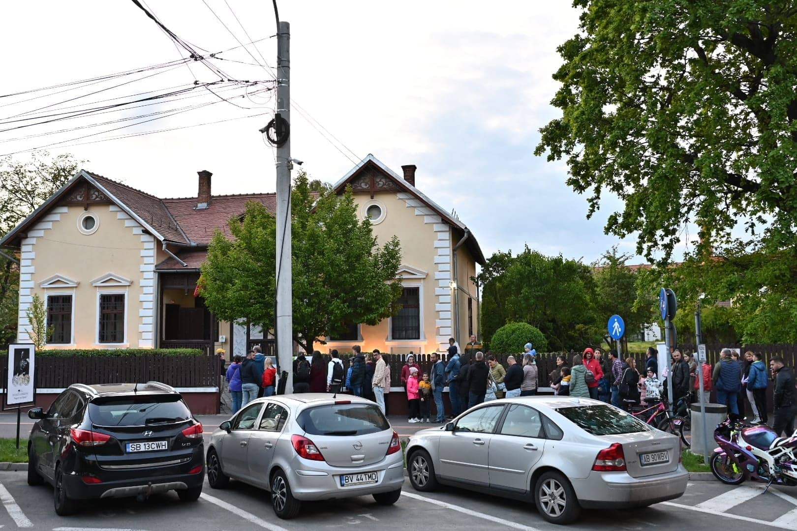 video foto: record de vizitatori de noaptea muzeelor - peste 12.000 de oameni au intrat în sinagoga mare