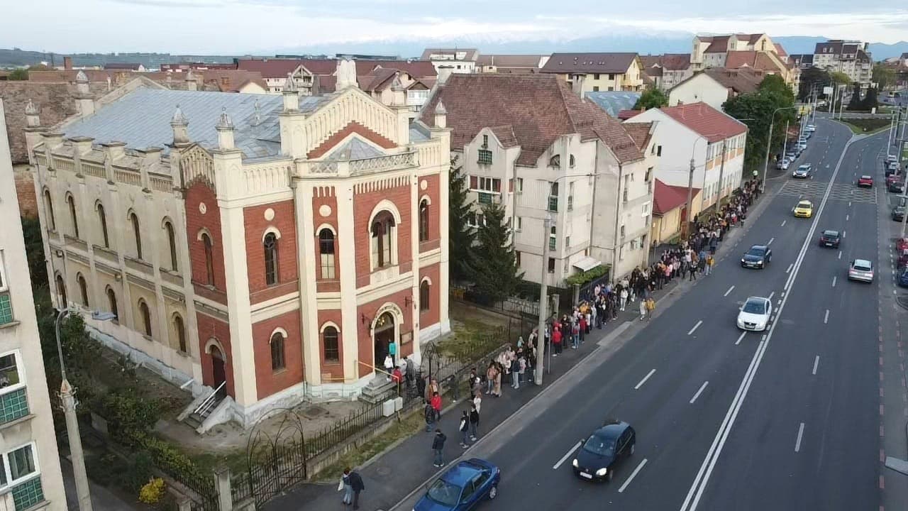 video foto: record de vizitatori de noaptea muzeelor - peste 12.000 de oameni au intrat în sinagoga mare