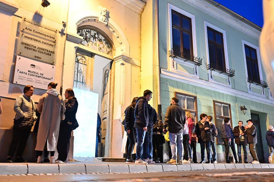 video foto: record de vizitatori de noaptea muzeelor - peste 12.000 de oameni au intrat în sinagoga mare