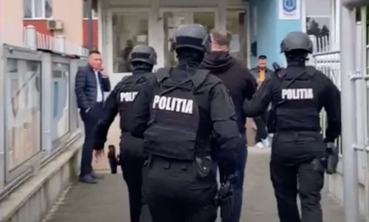 VIDEO: Percheziții la Sibiu într-un dosar de furt calificat cu prejudiciu de 800.000 euro - Șaisprezece persoane duse la audieri