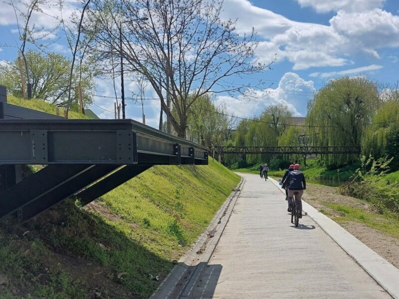 FOTO: Pericol pentru bicicliști pe malul Cibinului - Apostoiu: „Platforma iese periculos de mult deasupra pistei”