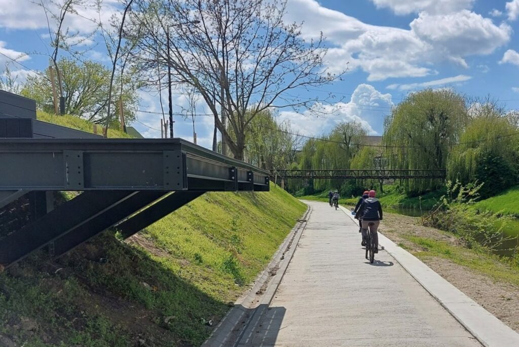 Pista pentru biciclete de pe malul Cibinului se deschide vineri. Primaria a anunțat oficial de la ce oră