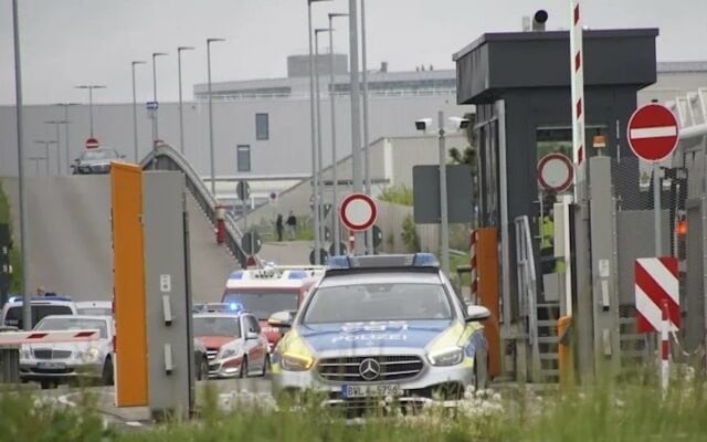 focuri de armă în uzina mercedes din germania - o persoană a murit