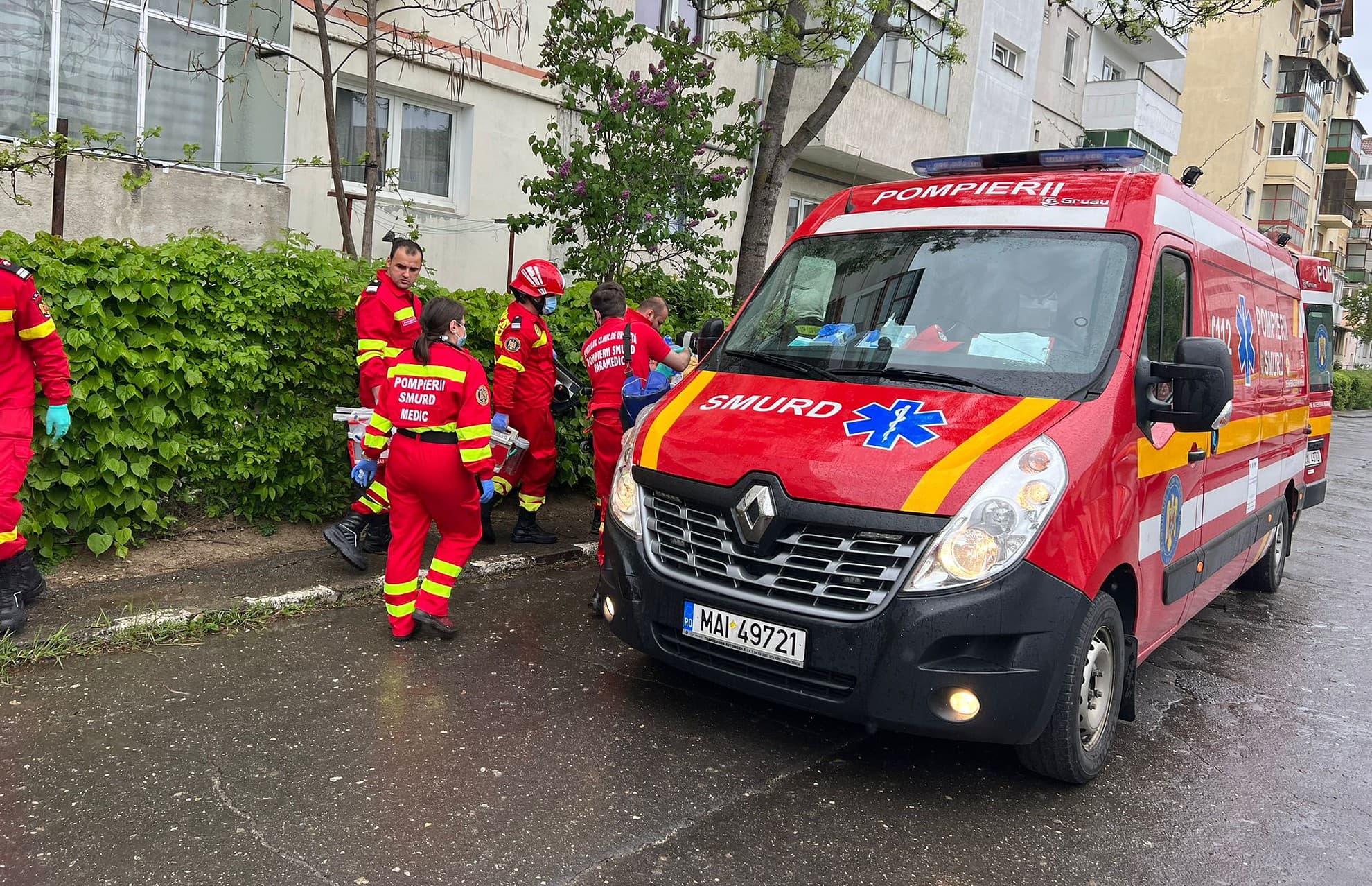 FOTO: Incendiu într-un apartament pe strada Arieșului - Bărbat găsit inconștient în locuință