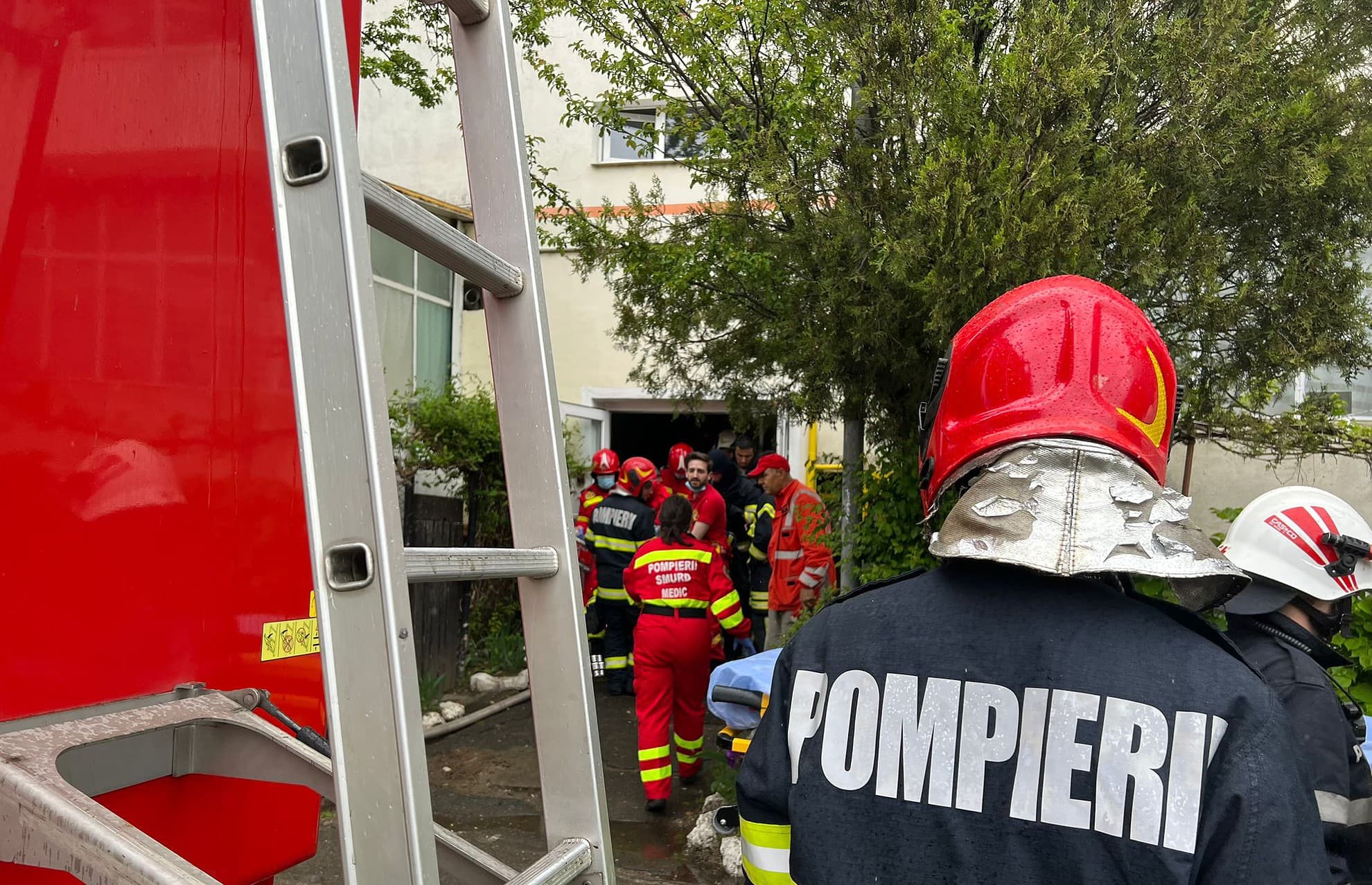 FOTO: Incendiu într-un apartament pe strada Arieșului - Bărbat găsit inconștient în locuință