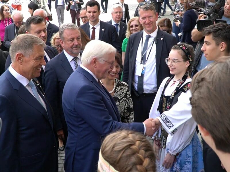 video președintele germaniei întâmpinat de elevi îmbrăcați în costume săsești la colegiul brukenthal - a vizitat și biserica evanghelică