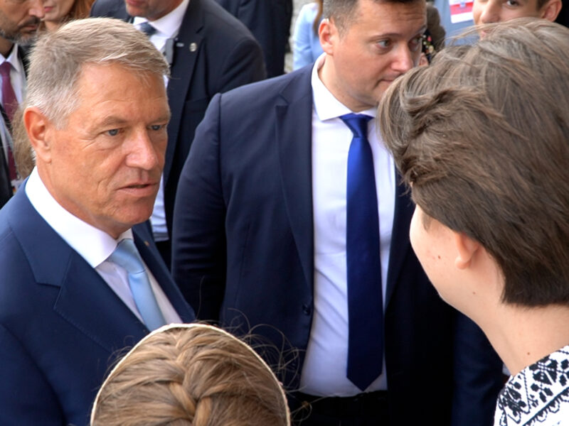 iohannis s-a reîntors "la catedră" în sibiu - a vizitat liceul în care a lucrat ca profesor – președintele a zâmbit larg și a complimentat elevii care l-au întâmpinat