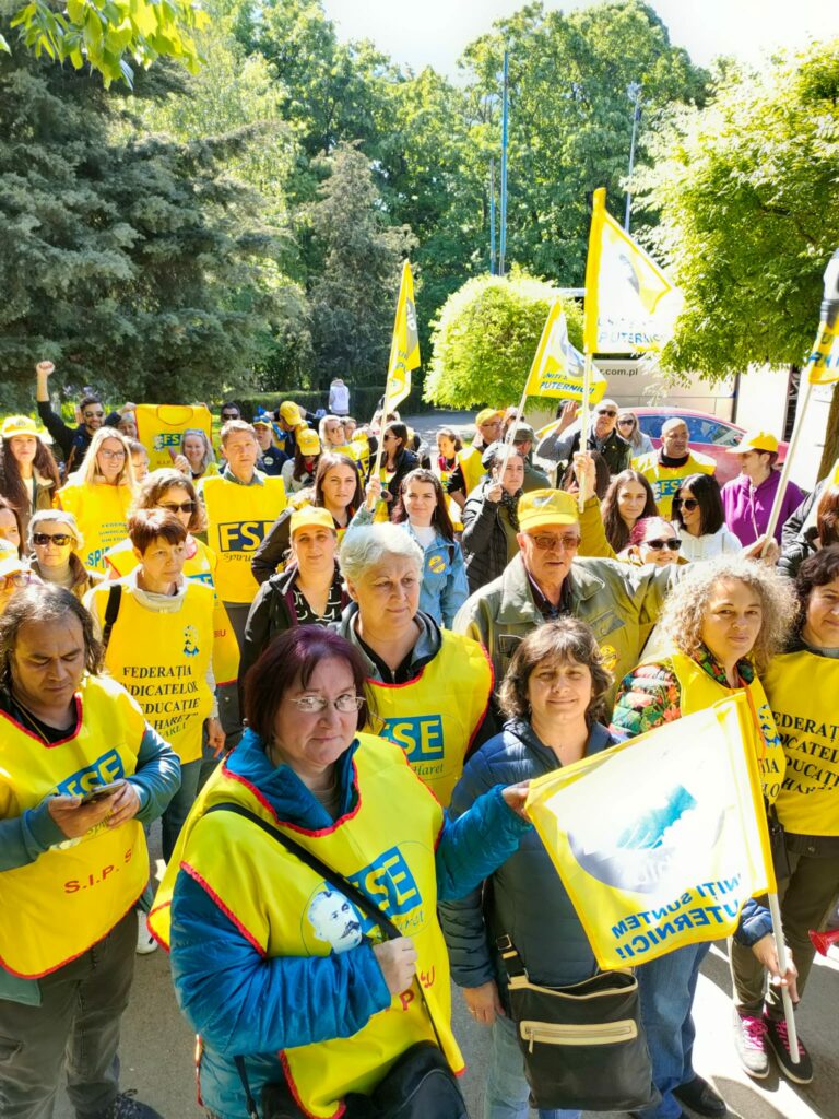 foto video peste 200 de angajați din școlile județului sibiu, protestează miercuri în fața guvernului - cer plata orelor suplimentare și decontarea navetei