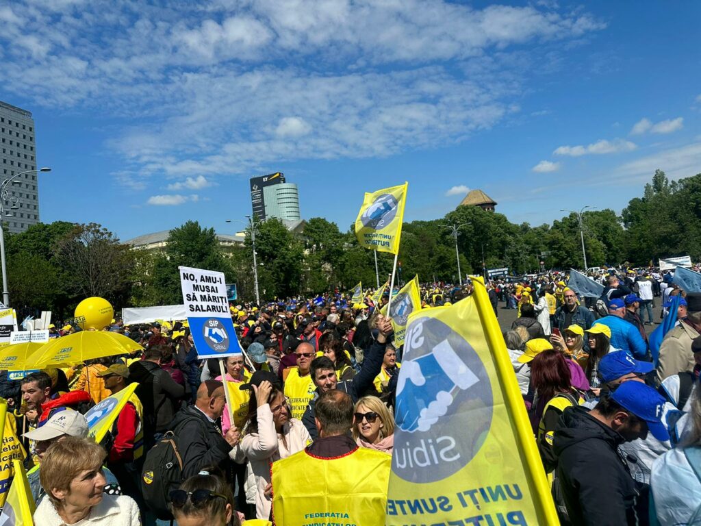 foto video peste 200 de angajați din școlile județului sibiu, protestează miercuri în fața guvernului - cer plata orelor suplimentare și decontarea navetei