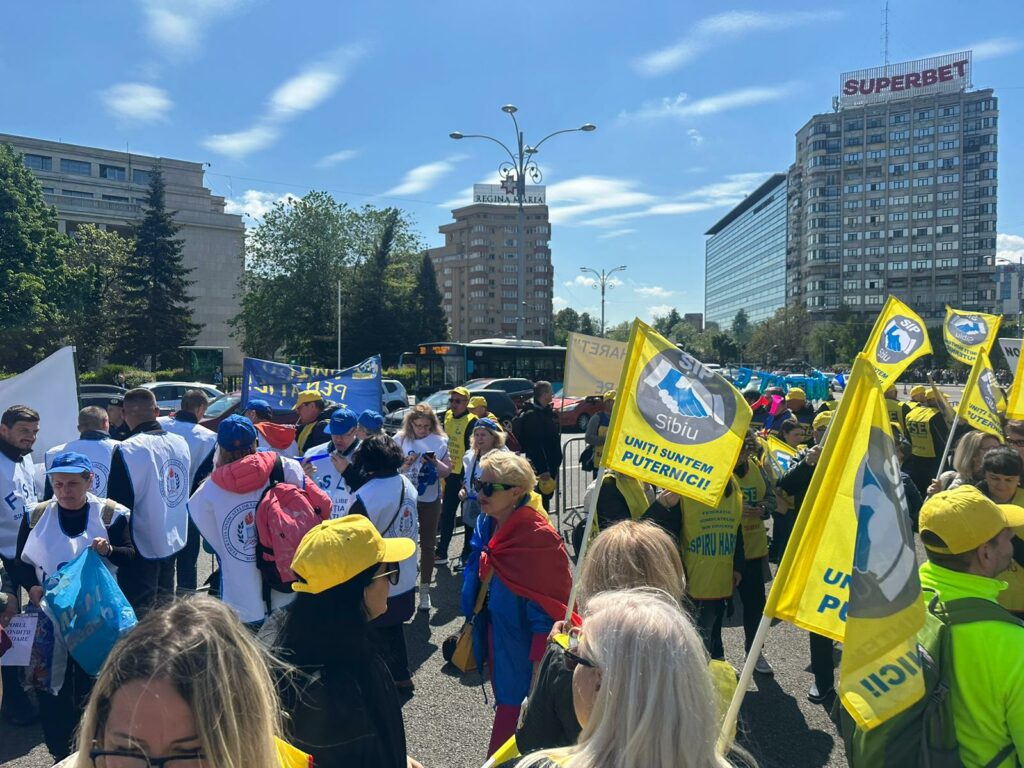 foto video peste 200 de angajați din școlile județului sibiu, protestează miercuri în fața guvernului - cer plata orelor suplimentare și decontarea navetei