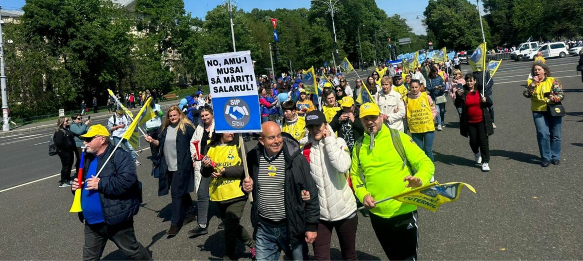 foto video peste 200 de angajați din școlile județului sibiu, protestează miercuri în fața guvernului - cer plata orelor suplimentare și decontarea navetei