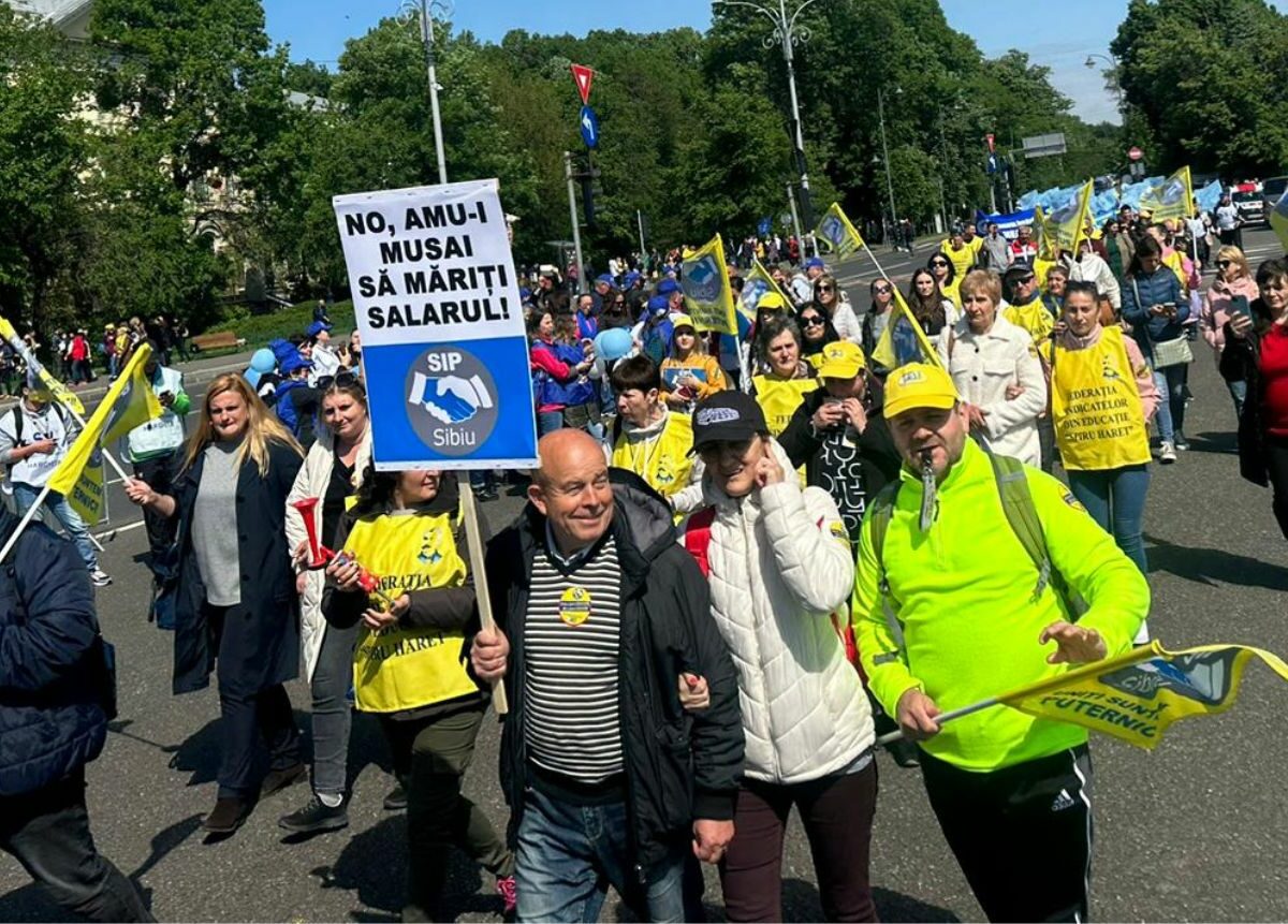 foto video peste 200 de angajați din școlile județului sibiu, protestează miercuri în fața guvernului - cer plata orelor suplimentare și decontarea navetei