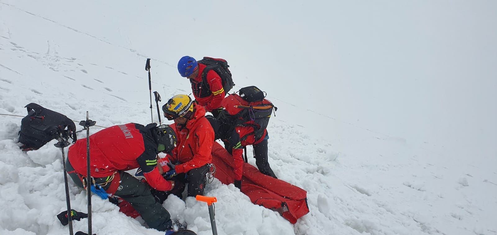 FOTO: Exerciții de pregătire la Bâlea Lac - Salvamontiștii sibieni și-au îmbunătățit tehnicile de salvare din avalanșă