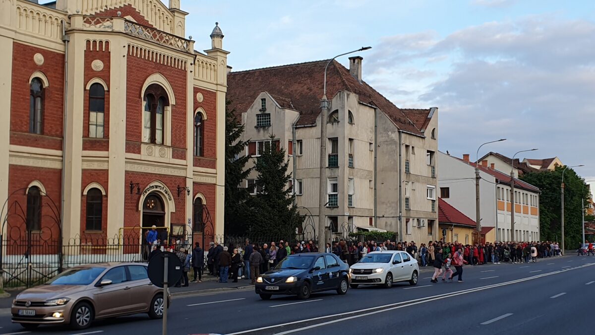 video foto: record de vizitatori de noaptea muzeelor - peste 12.000 de oameni au intrat în sinagoga mare