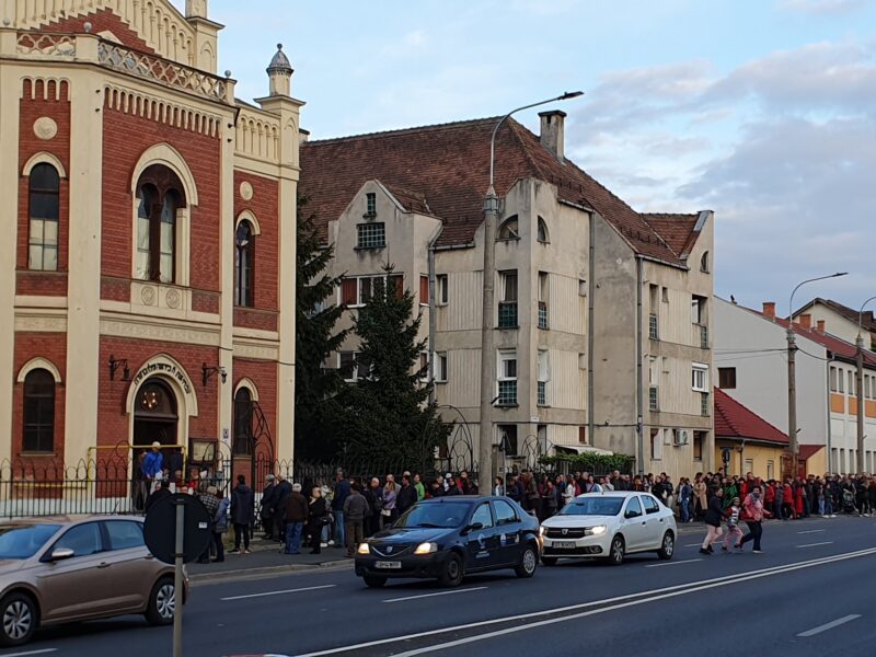 video foto: record de vizitatori de noaptea muzeelor - peste 12.000 de oameni au intrat în sinagoga mare