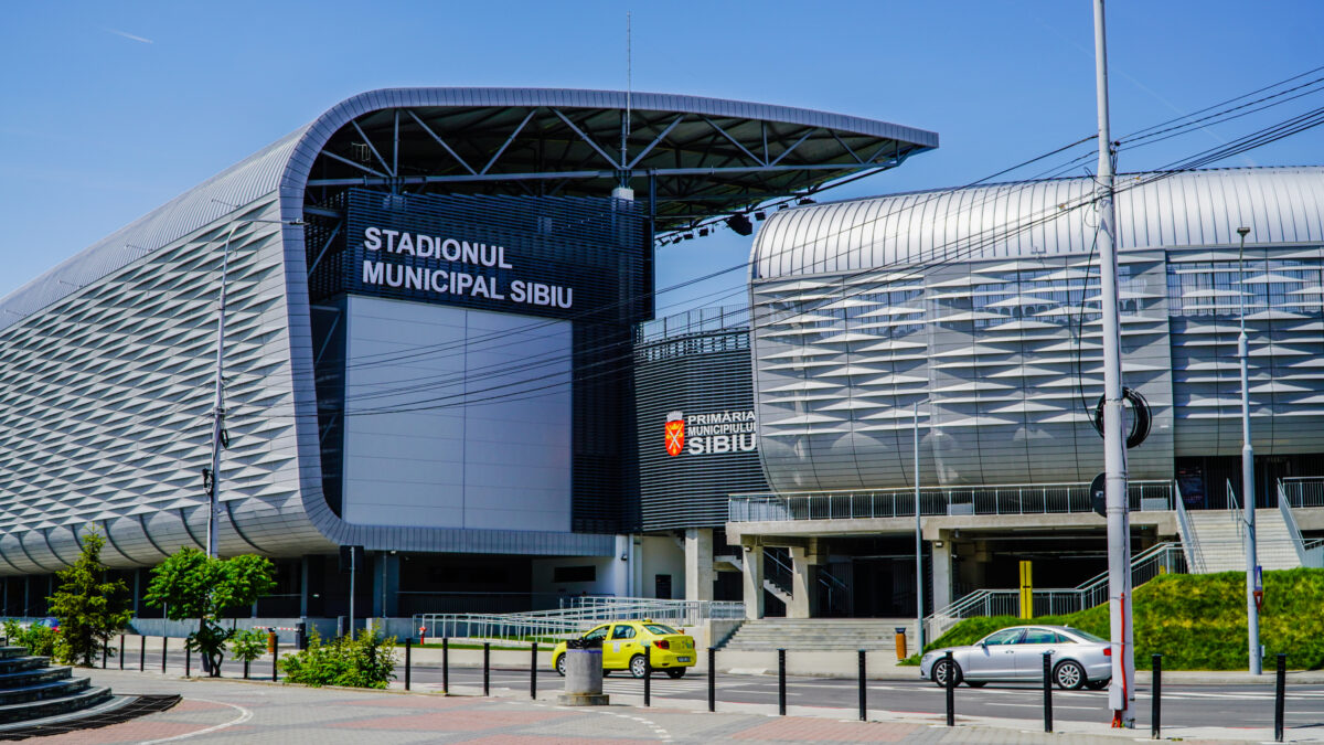 meciul anului la sibiu. doi jucători de la fc hermannstadt vând bilete la stadion pentru partida cu fcsb