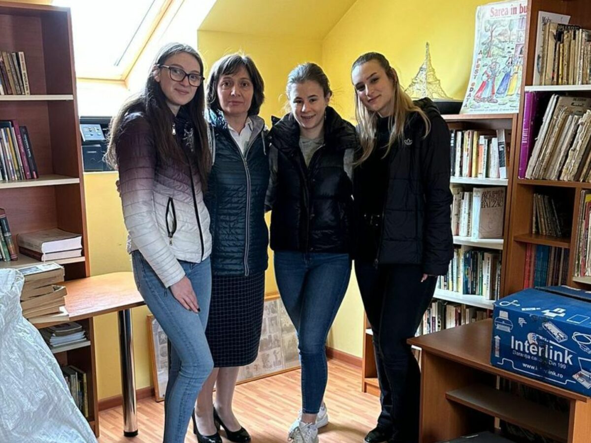 mii de cărți donate pentru bibliotecile din satele județului - patru studente din sibiu au transformat o temă într-o campanie de succes