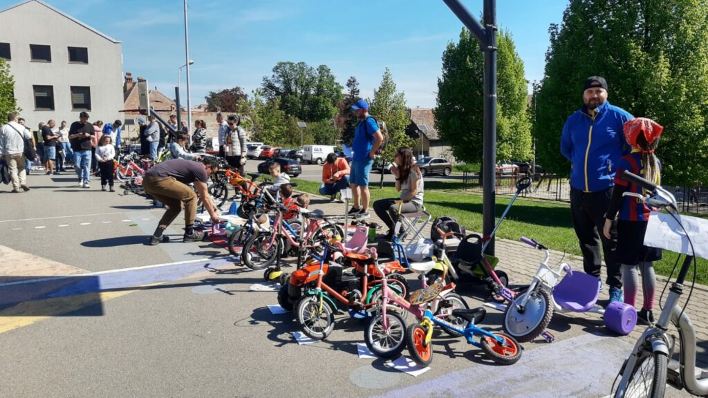 FOTO VIDEO Târg de biciclete, trotinete și haine în Parcul Tineretului - Copiii, cei mai entuziasmați