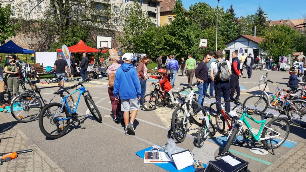 FOTO VIDEO Târg de biciclete, trotinete și haine în Parcul Tineretului - Copiii, cei mai entuziasmați