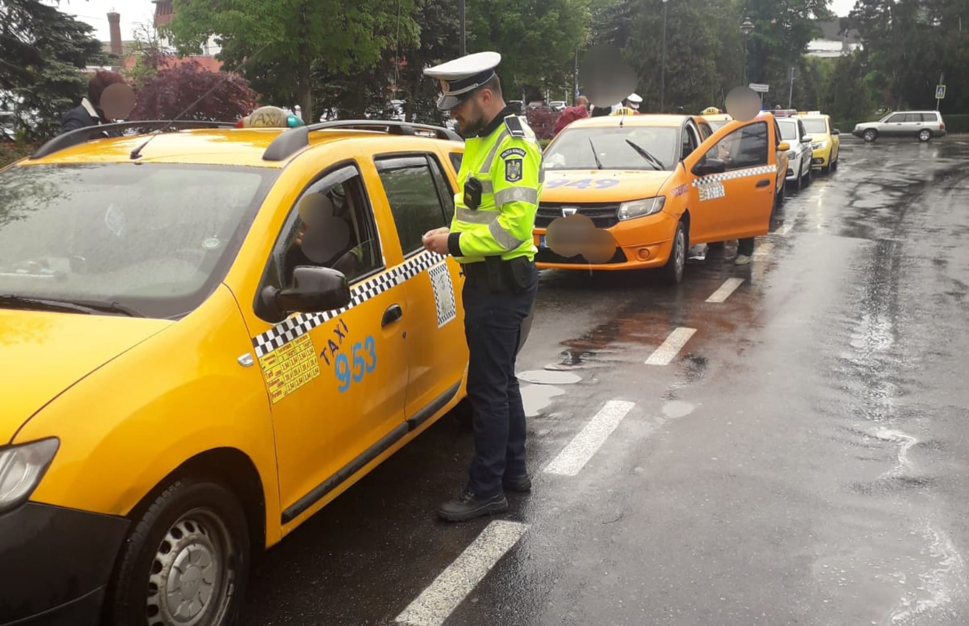 foto: taximetriștii din sibiu, luați la control - zeci de nereguli și amenzi de 3.500 lei