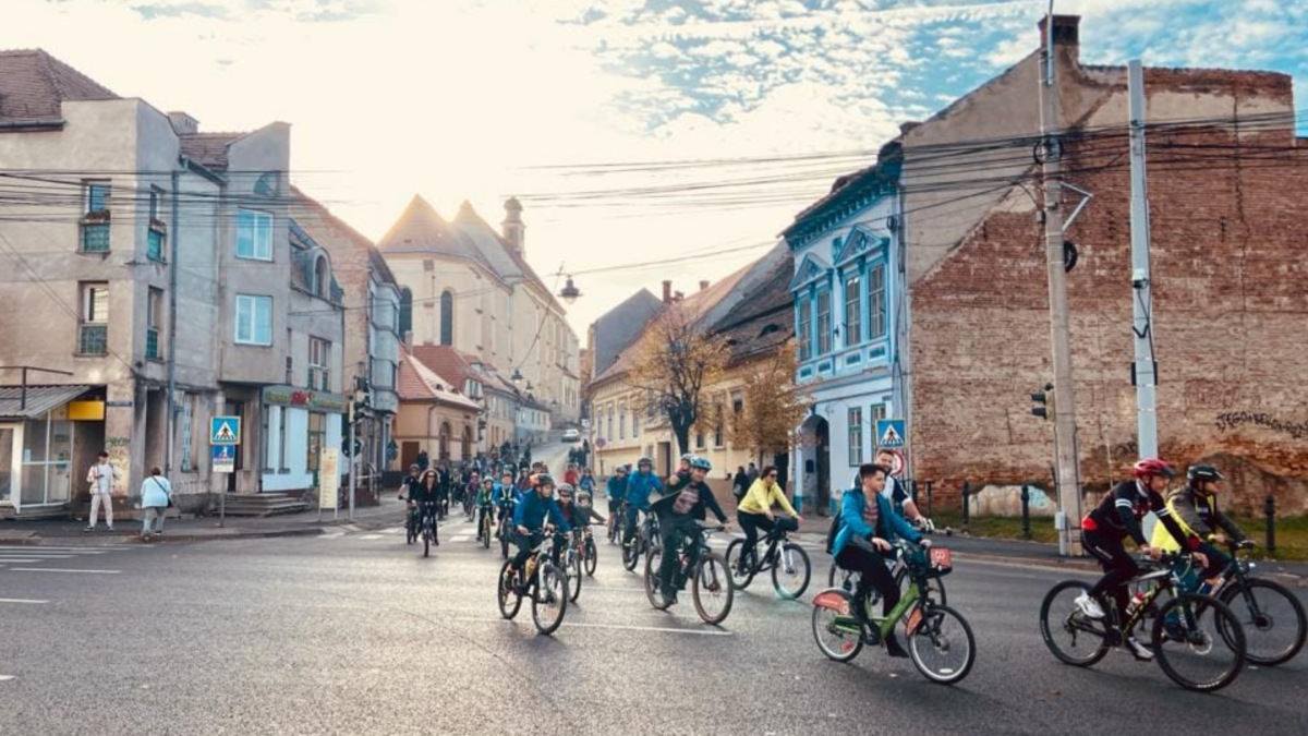 Tur cu bicicletele prin Sibiu - Urban Bike Revolution dă startul sezonului velo