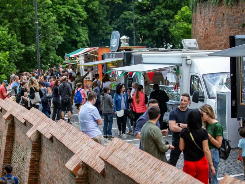 vino la cel mai cool street food din sibiu - muzica bună și zeci de food truck-uri ”invadează” parcul tineretului timp de patru zile