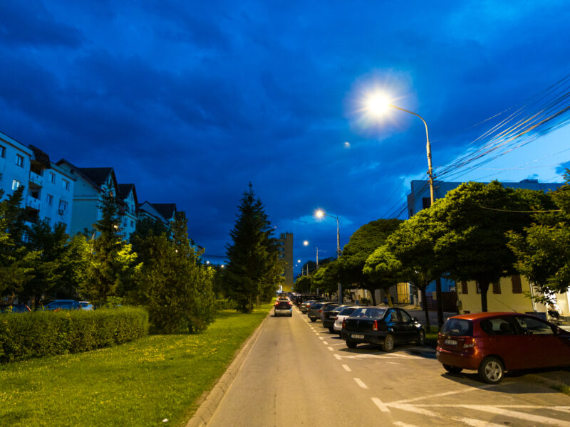 foto corpuri de iluminat public noi pe 53 de străzi din sibiu - până la finalul anului vor fi montați alți 420 de stâlpi