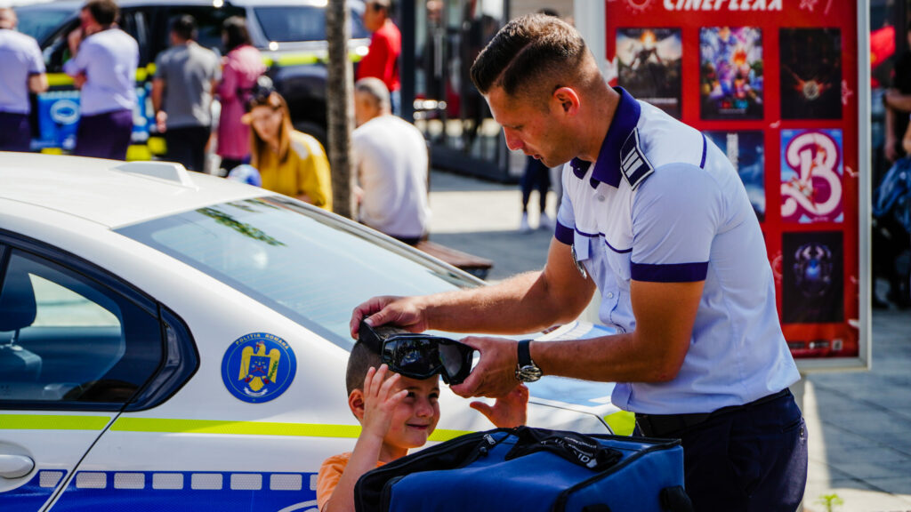 VIDEO Poliția a “arestat” sute de prichindei în Piața Habermann de Ziua Copilului - Toți au plecat acasă cu legitimații de polițiști