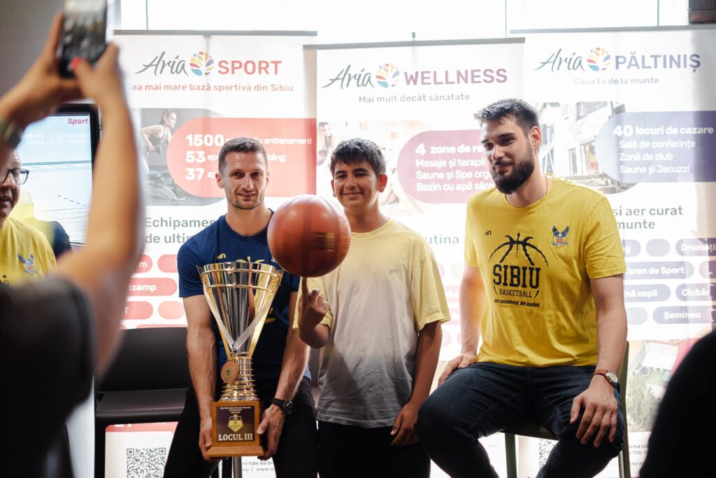 foto fanii lui csu sibiu, seară memorabilă alături de jucători - trofeul pentru locul trei, expus la aria până marți