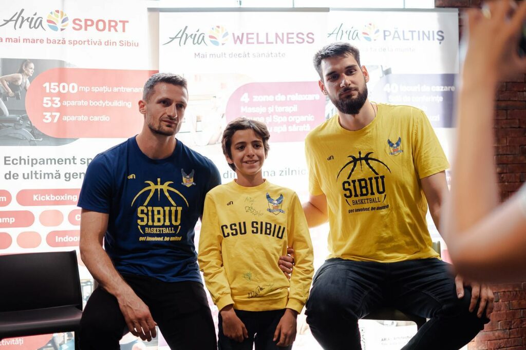 foto fanii lui csu sibiu, seară memorabilă alături de jucători - trofeul pentru locul trei, expus la aria până marți